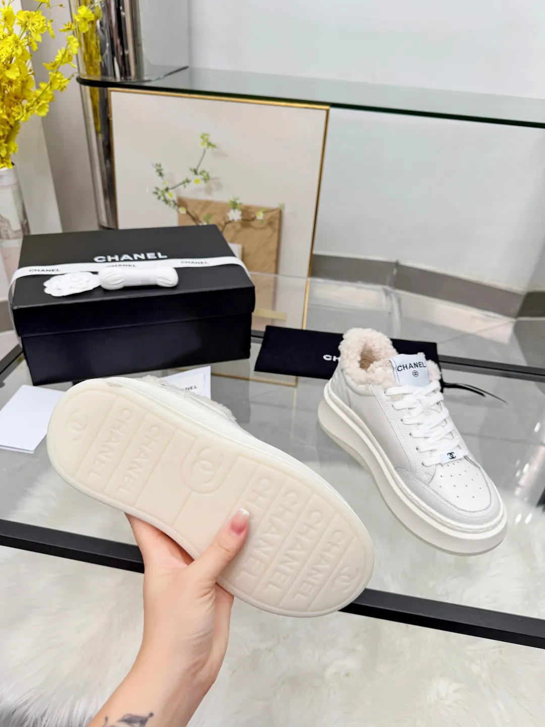 👟👟Ex-factory price 500👟👟 CHANEL 25C new autumn and winter sports shoes official website is available at the same time ❤️ Out of stock at counters. Major bloggers are recommending new styles on social days. This season’s new styles are simply eye-catching and look great on the feet. The casual casual sports style is cool and natural, interpreting Chanel’s fashionable femininity. The overall customization makes all sports shoes on the market at that time obsolete. This series is now available for sale! The upper is made of custom imported pebbled calf leather ➕ custom frosted calf leather. The lining is made of original one-to-one professionally customized mesh. Hardware accessories. Original full set of molds (not common in the market). Original custom molded TPU combination outsole. Height 4 cm. Women's size 35-40.